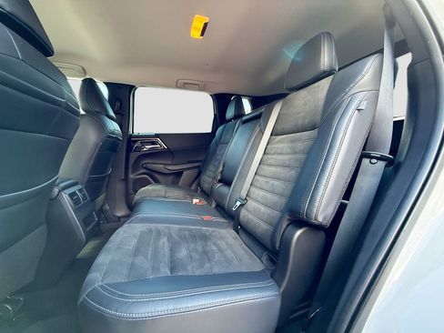 Used 2022 Mitsubishi Outlander SE image 26