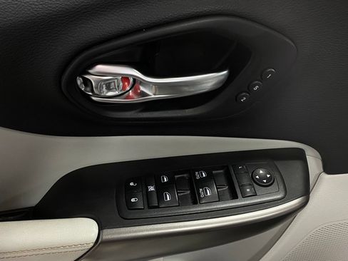 Used 2019 Jeep Cherokee Limited w/ Technology Group FWD image 14
