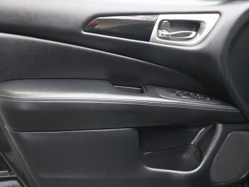 Used 2020 Nissan Pathfinder S image 17