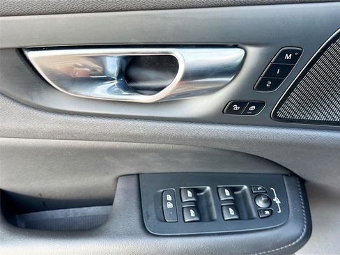 Used 2025 Volvo V60 B5 Cross Country Plus image 17