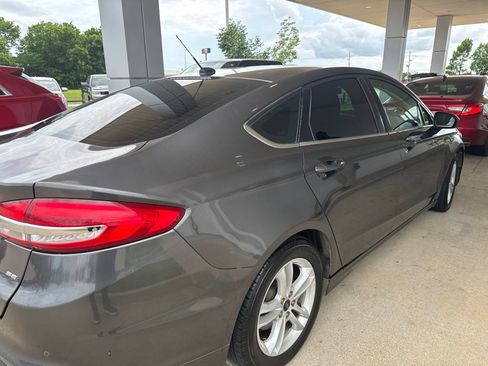 Used 2018 Ford Fusion SE w/ Fusion SE Technology Package FWD image 6