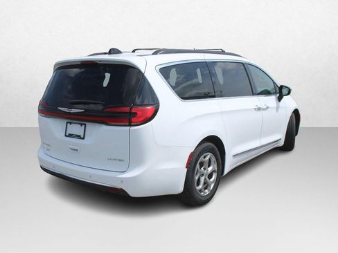 Used 2023 Chrysler Pacifica Limited image 3