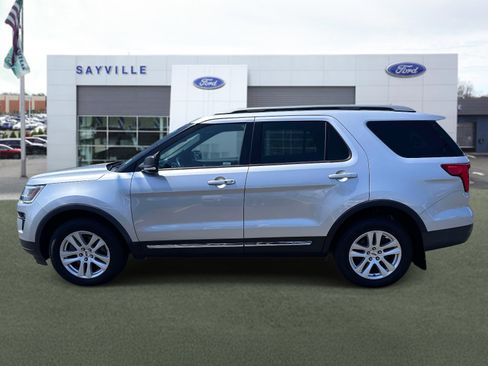 Used 2019 Ford Explorer XLT w/ Equipment Group 202A AWD/4WD image 2