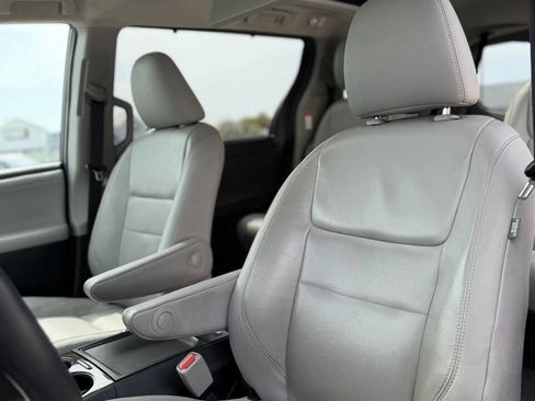 Used 2017 Toyota Sienna Limited Premium image 11