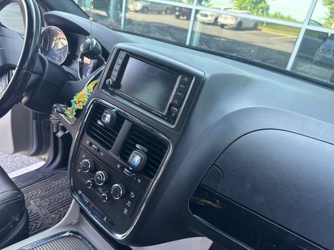 Used 2019 Dodge Grand Caravan SXT FWD image 11