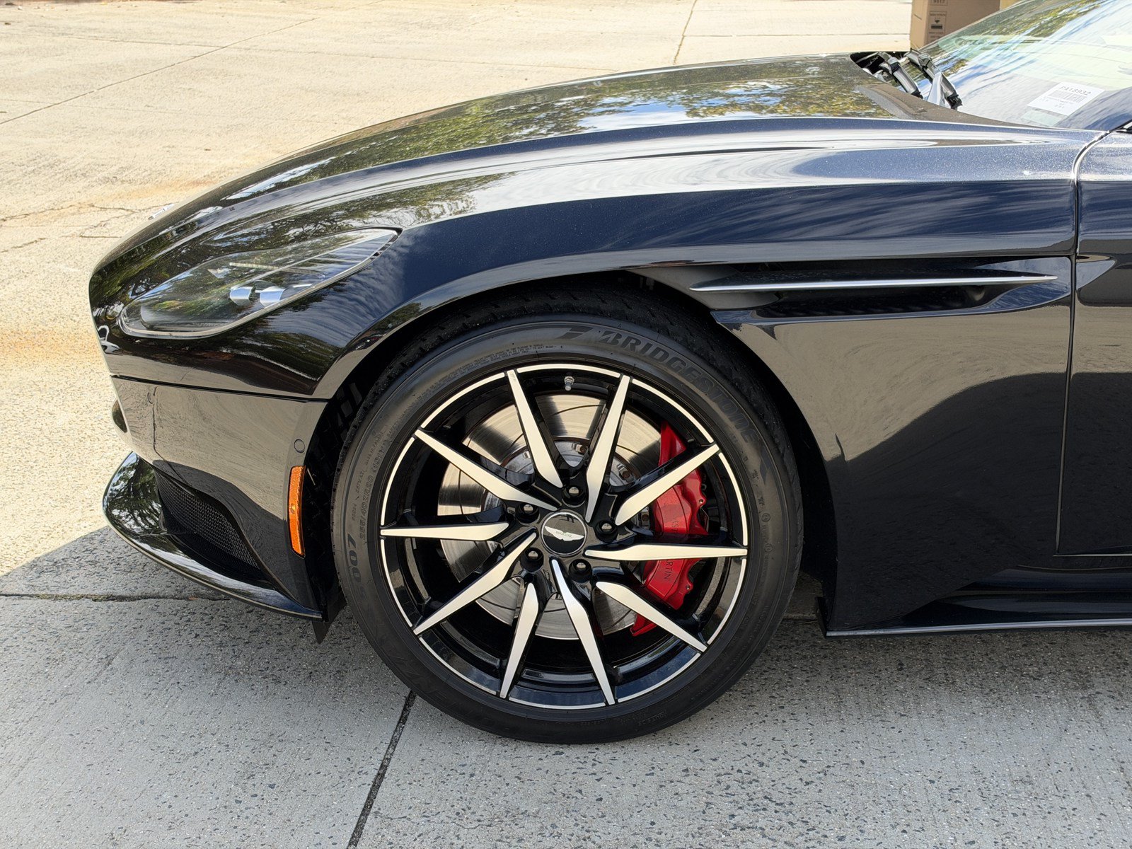 Used 2023 Aston Martin DB11 Coupe RWD image 19
