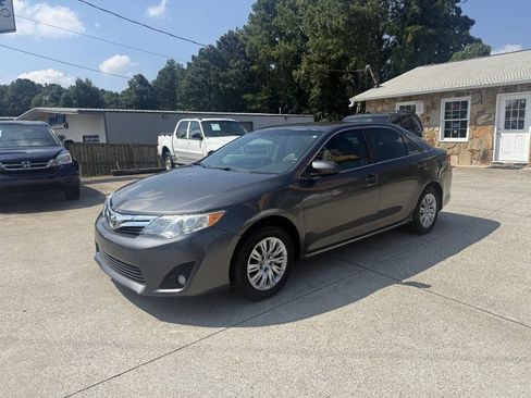 Used 2012 Toyota Camry LE FWD image 3
