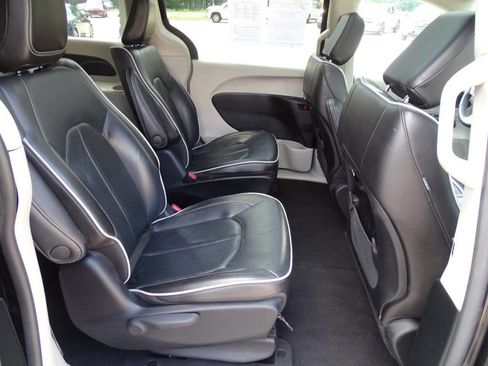 Used 2023 Chrysler Pacifica Limited image 42