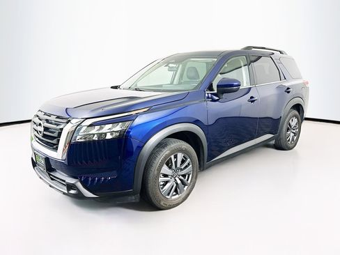 Used 2025 Nissan Pathfinder SV FWD image 3