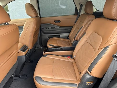 Certified 2025 Nissan Pathfinder Platinum AWD/4WD image 6