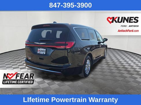 Used 2024 Chrysler Pacifica Touring-L FWD image 7