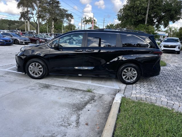Used 2026 Toyota Sienna XLE FWD image 32