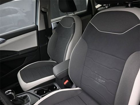 New 2025 Volkswagen Taos SE image 33