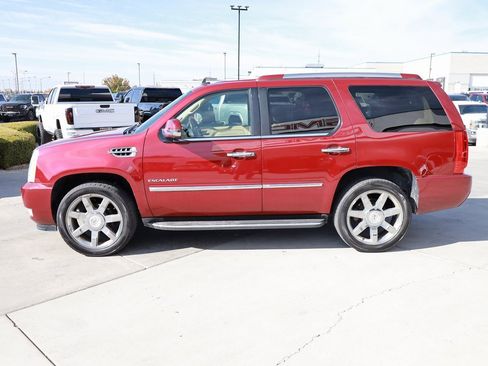 Used 2010 Cadillac Escalade Luxury image 3