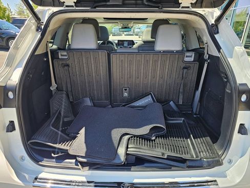 Used 2020 Toyota Highlander Platinum AWD/4WD image 16
