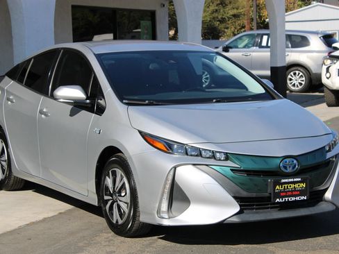 Used 2017 Toyota Prius Prime Premium w/ Preferred Accessory Package FWD image 3