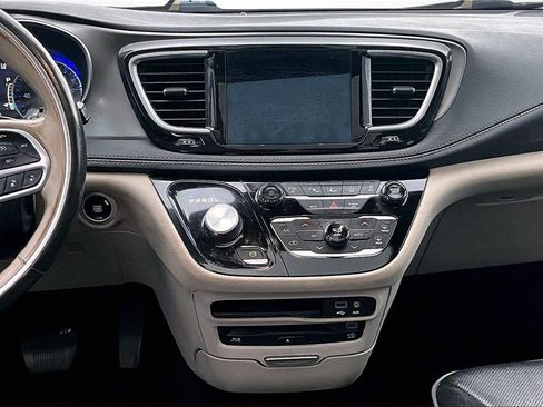 Used 2019 Chrysler Pacifica Limited w/ Tire & Wheel Group image 9