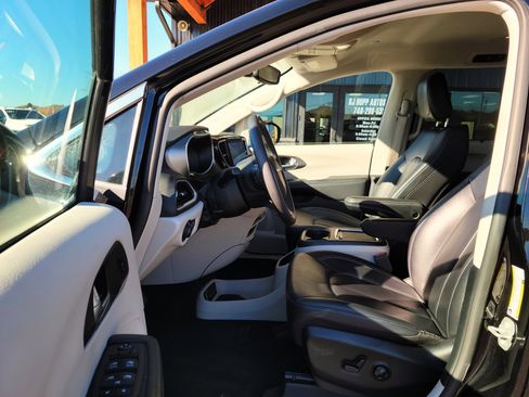 Used 2024 Chrysler Pacifica Touring-L image 16