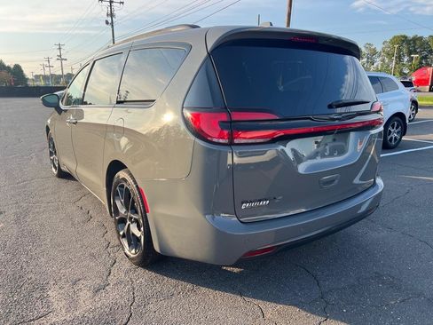 Used 2021 Chrysler Pacifica Touring-L w/ Uconnect Theater Family Group FWD image 5