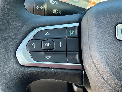 Used 2025 Jeep Compass Latitude w/ Sun & Sound Group AWD/4WD image 12