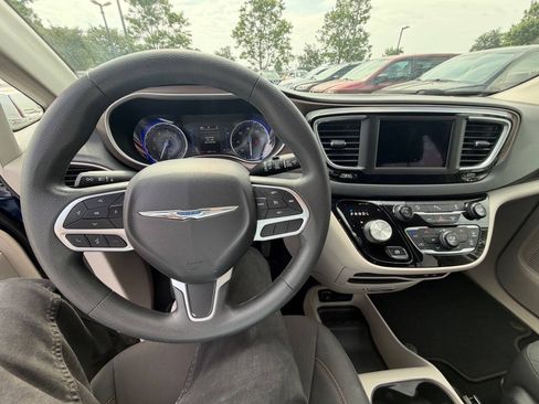 Used 2018 Chrysler Pacifica LX FWD image 19