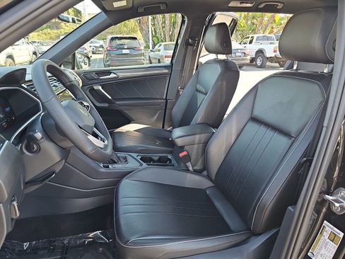 Used 2022 Volkswagen Tiguan SE R-Line image 17