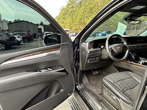 Used 2025 Cadillac Escalade ESV Sport Platinum image 7