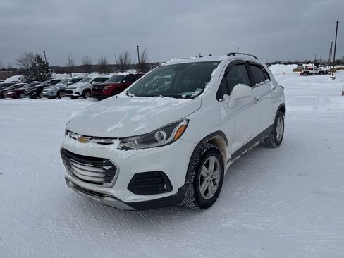 Used 2019 Chevrolet Trax LT w/ LT Convenience Package image 4