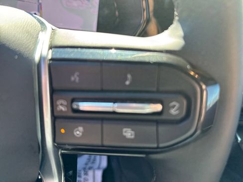 Used 2025 Chevrolet Colorado LT w/ LT Convenience Package image 21