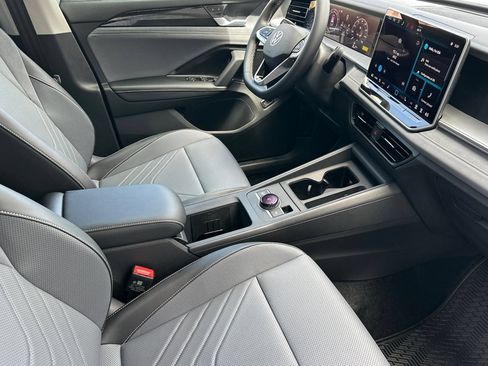 New 2026 Volkswagen Tiguan SE FWD image 14