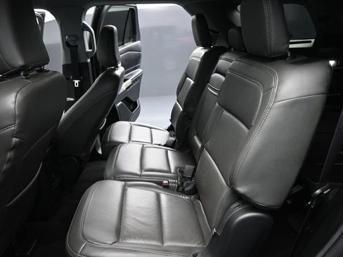 Used 2023 Ford Explorer XLT RWD image 19