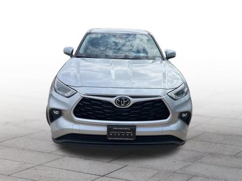 Used 2024 Toyota Highlander LE image 2