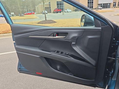 Used 2025 Toyota Camry SE image 25