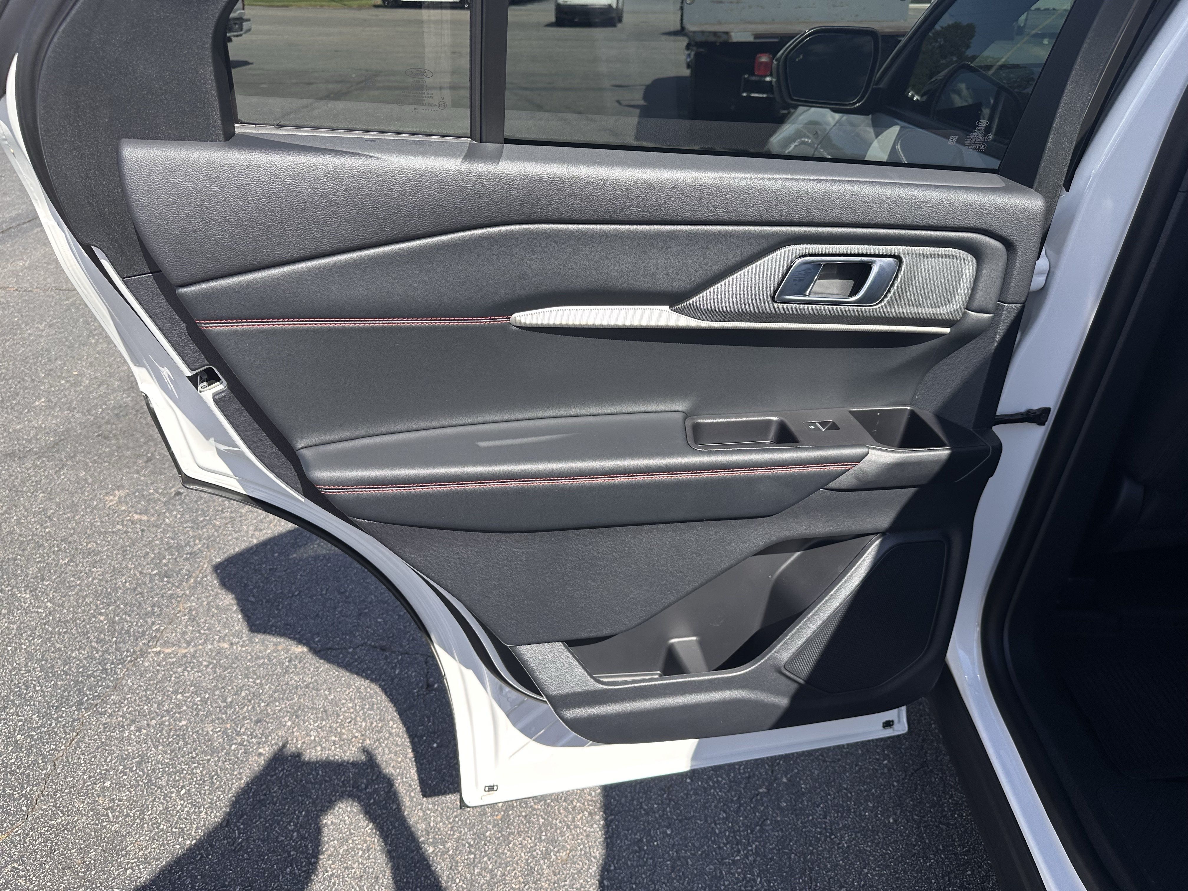 Used 2026 Ford Explorer ST-Line w/ ST-Line Street Pack RWD image 15