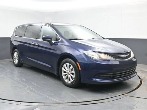 Used 2017 Chrysler Pacifica Touring w/ Tire & Wheel Group FWD image 2