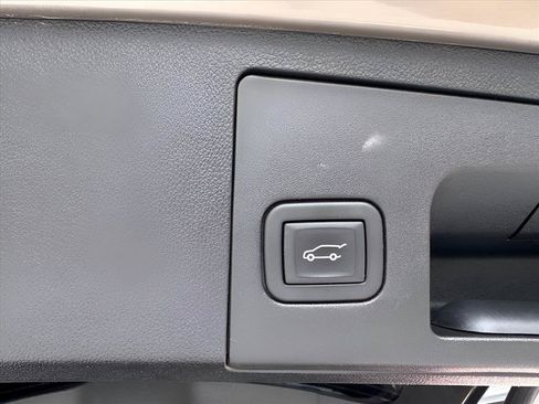 Used 2023 Cadillac XT4 Premium Luxury w/ Technology Package FWD image 12