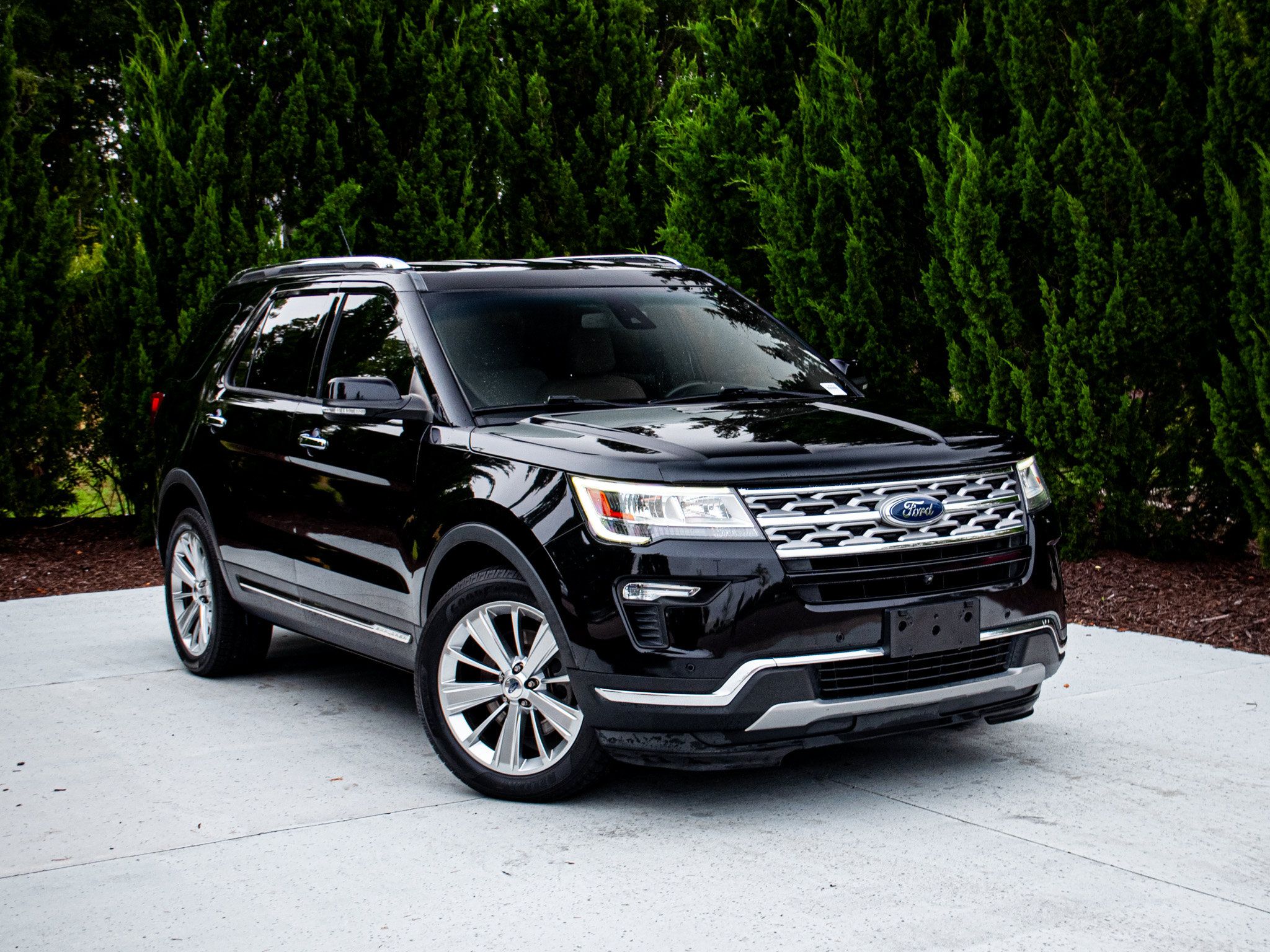 Used 2019 Ford Explorer Limited w/ Ford Safe & Smart Package FWD image 2