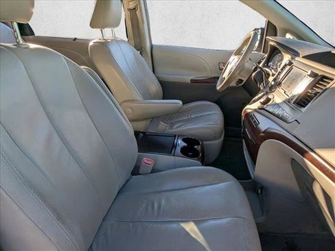 Used 2011 Toyota Sienna XLE image 22