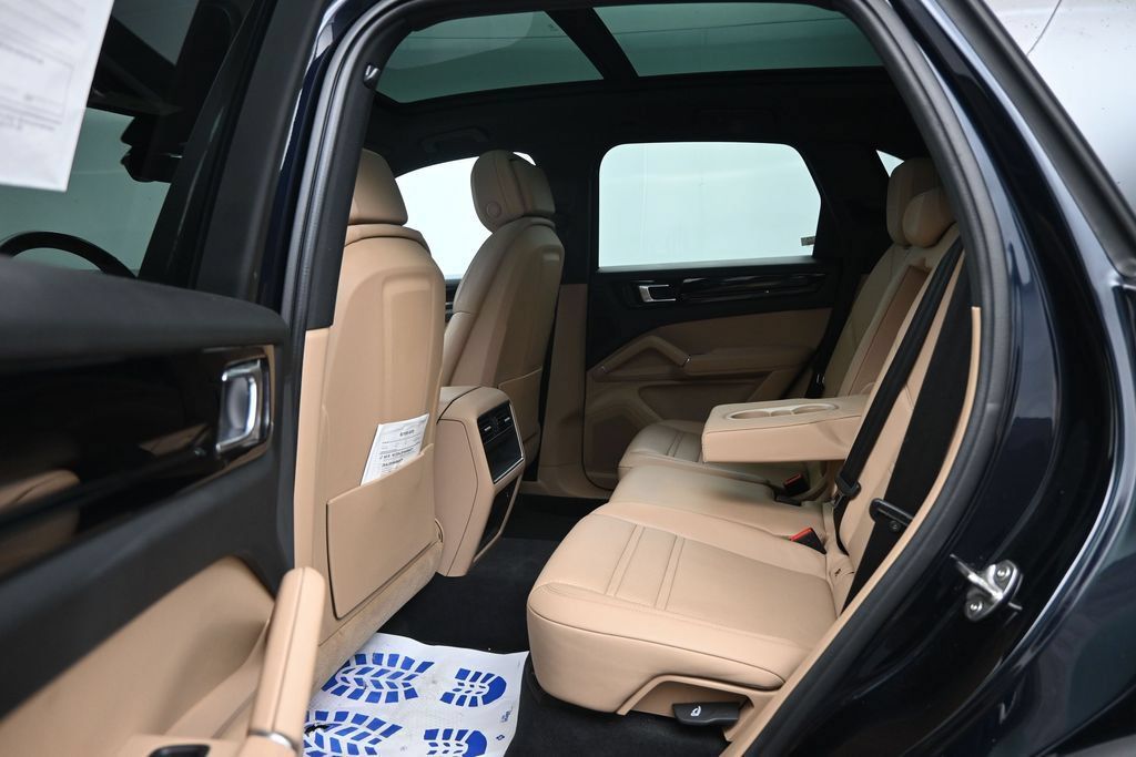 Used 2023 Porsche Cayenne AWD/4WD image 24