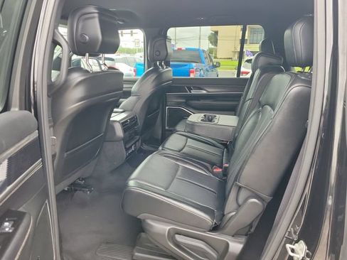 Used 2024 Jeep Wagoneer Series II w/ Flexible Seating Group RWD image 11