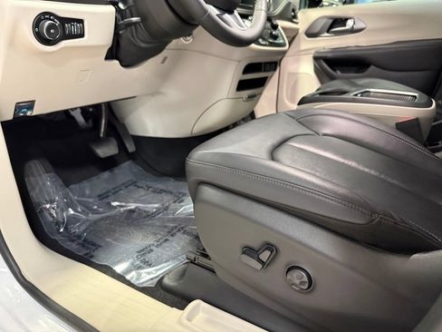 Used 2024 Chrysler Pacifica Touring-L AWD/4WD image 10
