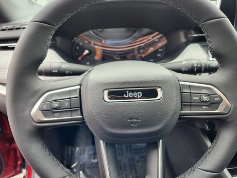 Used 2025 Jeep Compass Latitude image 18