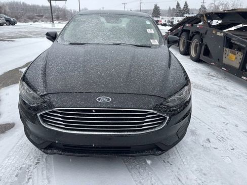 Used 2019 Ford Fusion SE image 2