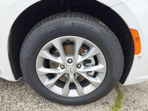 New 2026 Chrysler Pacifica Limited FWD image 9