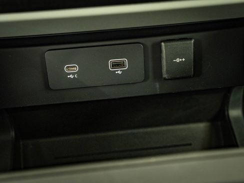 Used 2023 Land Rover Defender 90 SE image 37