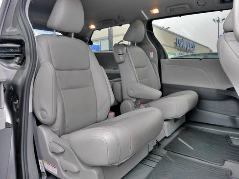 Used 2020 Toyota Sienna XLE Premium image 10