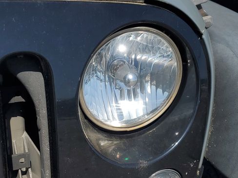 Used 2015 Jeep Wrangler Sport AWD/4WD image 9