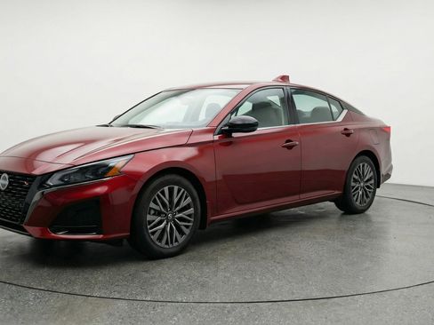 Used 2025 Nissan Altima 2.5 SV image 3