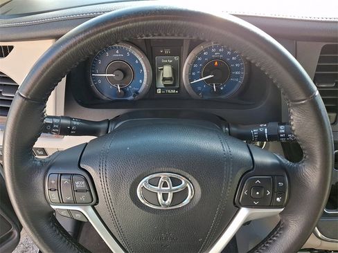Used 2017 Toyota Sienna XLE Premium image 22