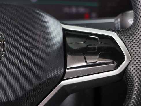 Used 2022 Volkswagen Tiguan SE R-Line image 14